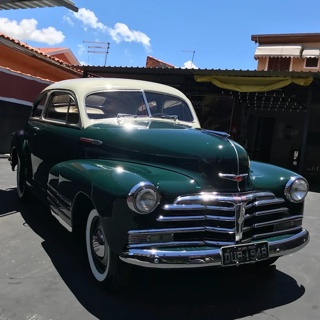 Carro clássico verde publicado no perfil da Bruni