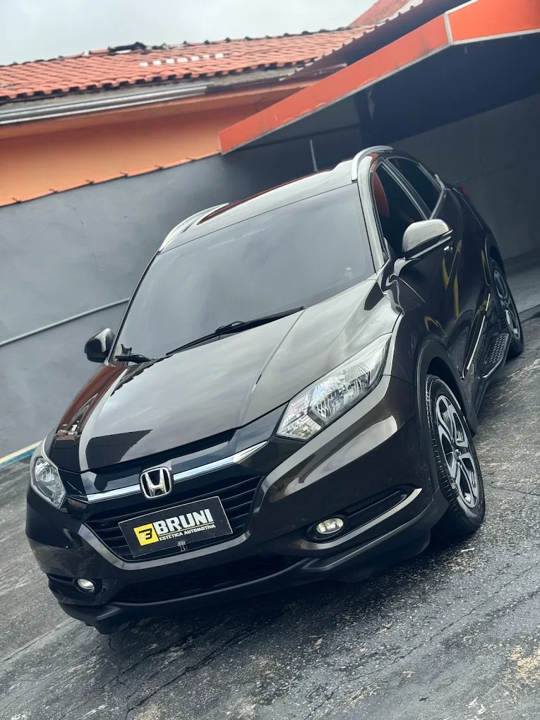 Honda preto fotografado no espaço da Bruni Estética Automotiva